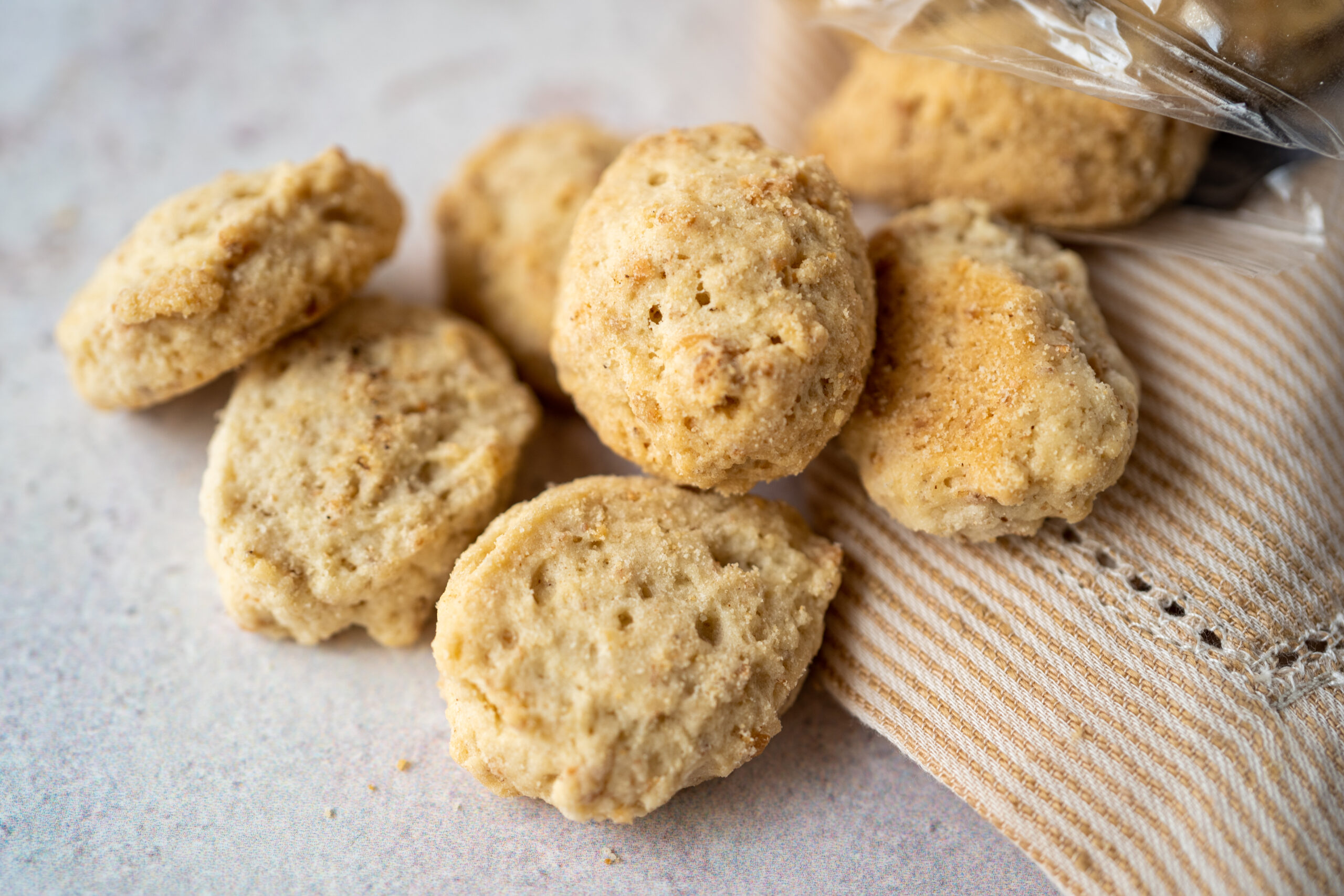 Mini galletas con nuez como un snack saludable y fácil de comer